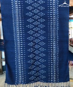 ผ้าย้อมคราม สกลนคร ผ้าคลุมไหล่ ลายกระจับหมู่ (เมียผู้ว่าฯ) ทอแบบ 4 ตะกอ ขึ้นลายสร้อยพร้าว